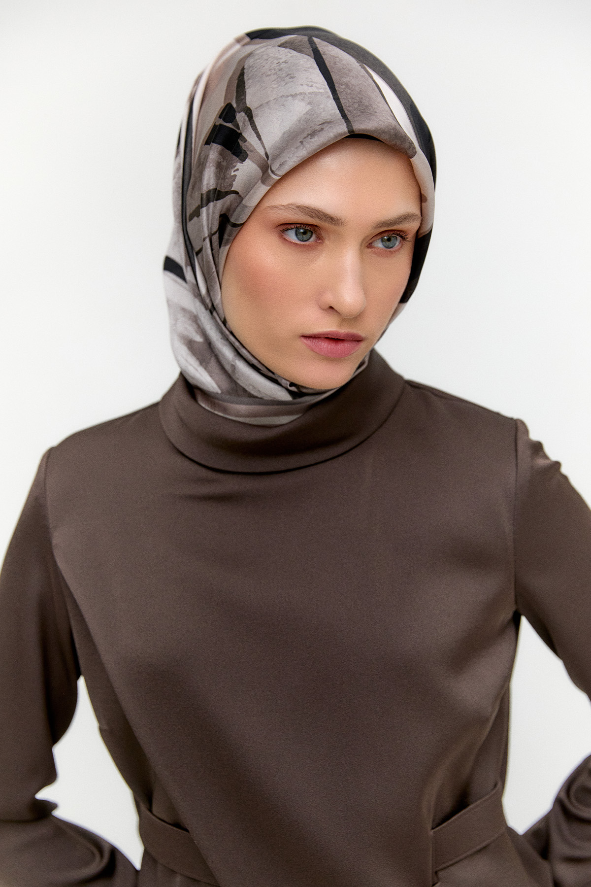 Rüzgarlık Detaylı Kemerli Saten Elbise, Tesettür Giyim