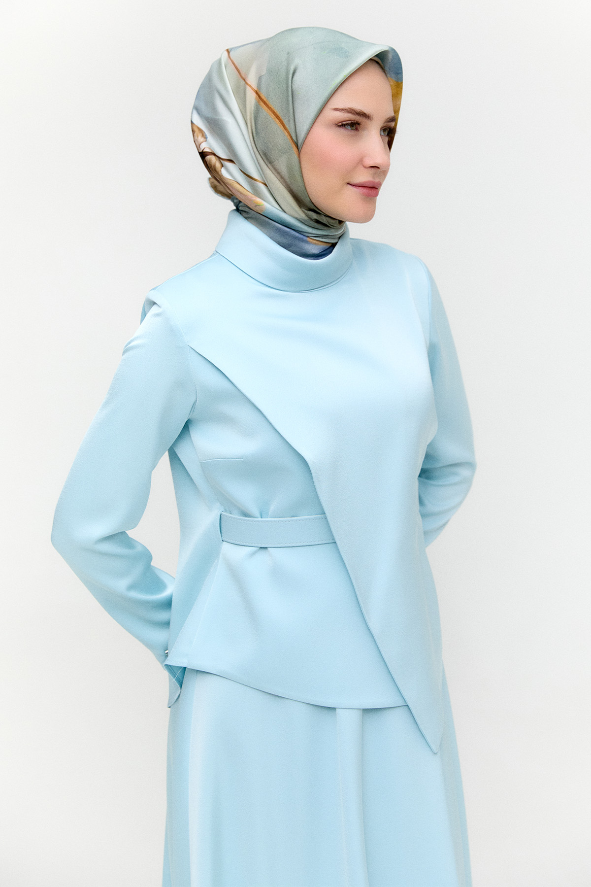 Rüzgarlık Detaylı Kemerli Saten Elbise, Tesettür Giyim