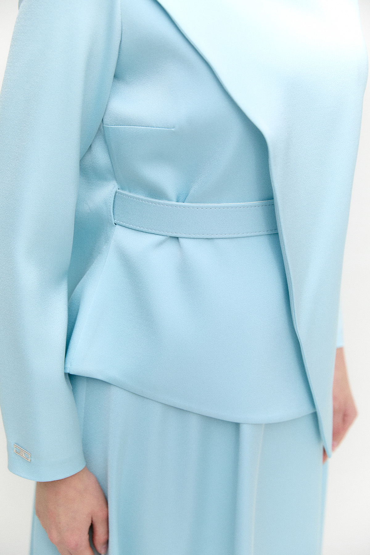 Rüzgarlık Detaylı Kemerli Saten Elbise, Tesettür Giyim