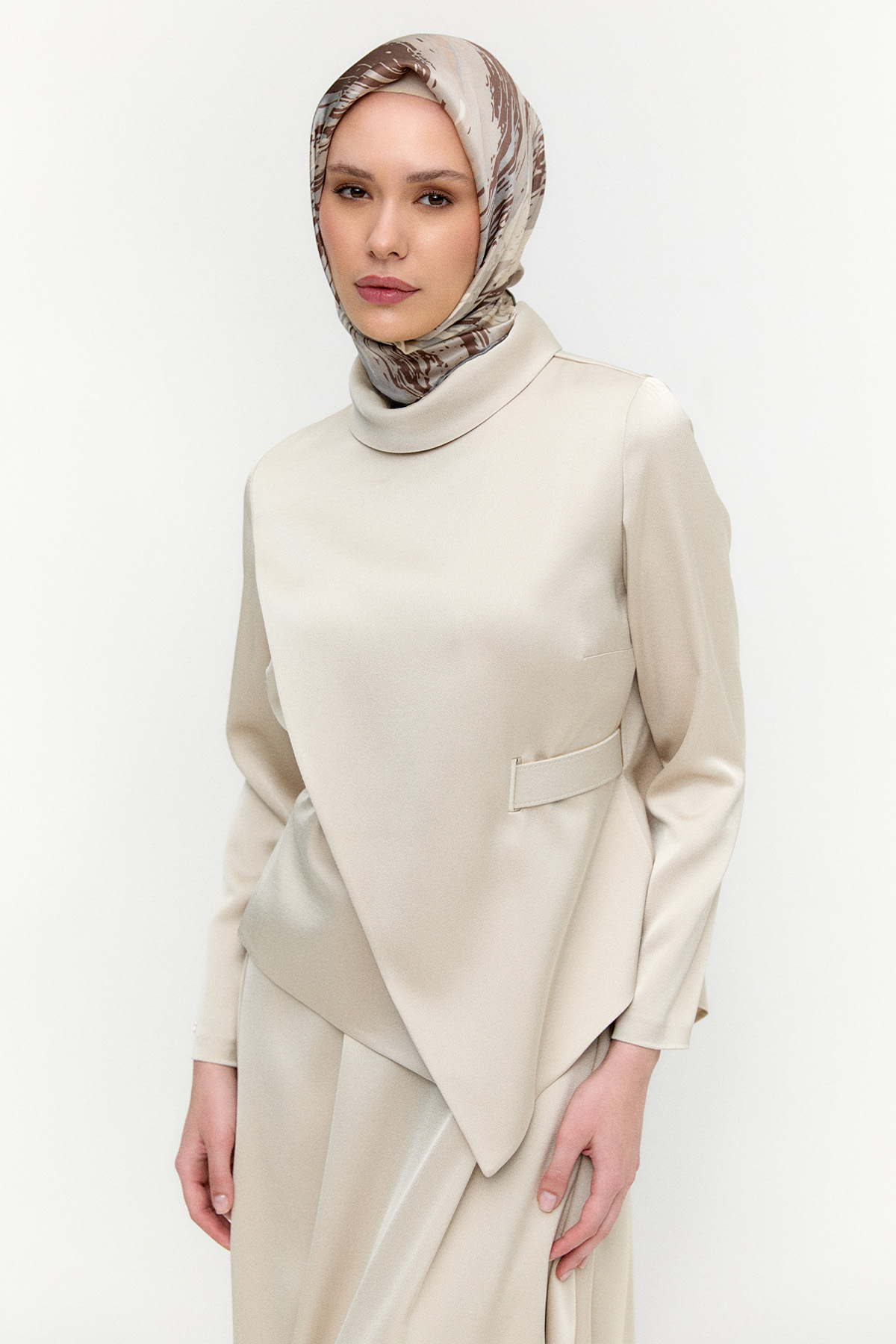 Rüzgarlık Detaylı Kemerli Saten Elbise, Tesettür Giyim