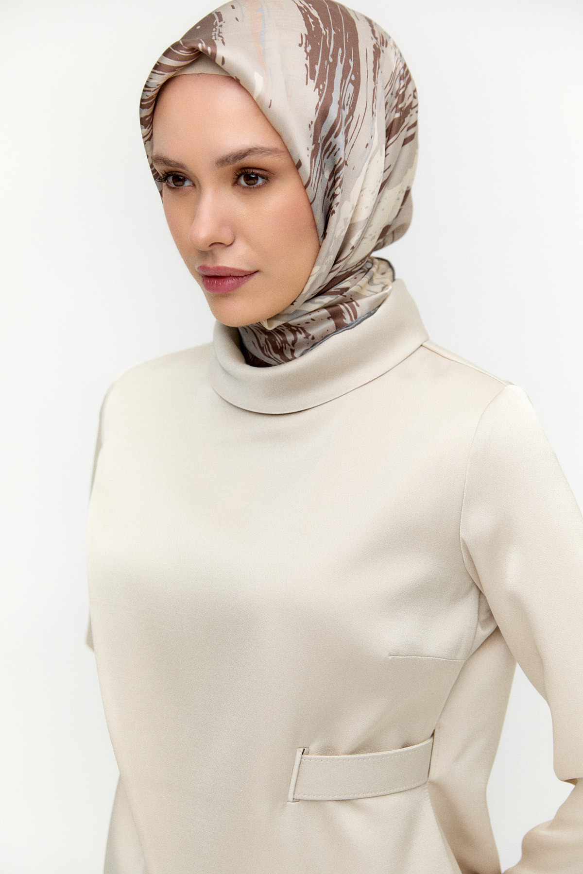 Rüzgarlık Detaylı Kemerli Saten Elbise, Tesettür Giyim