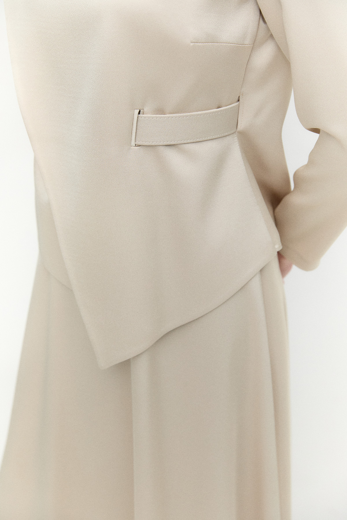 Rüzgarlık Detaylı Kemerli Saten Elbise, Tesettür Giyim