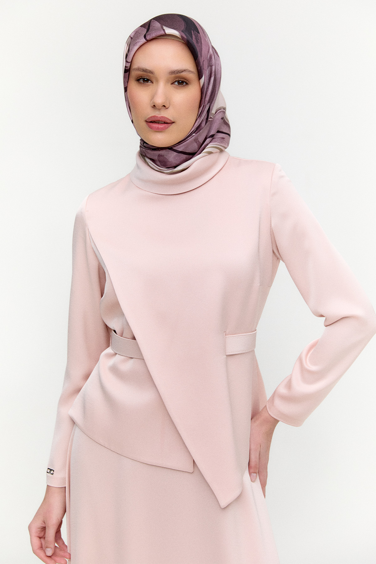 Rüzgarlık Detaylı Kemerli Saten Elbise, Tesettür Giyim