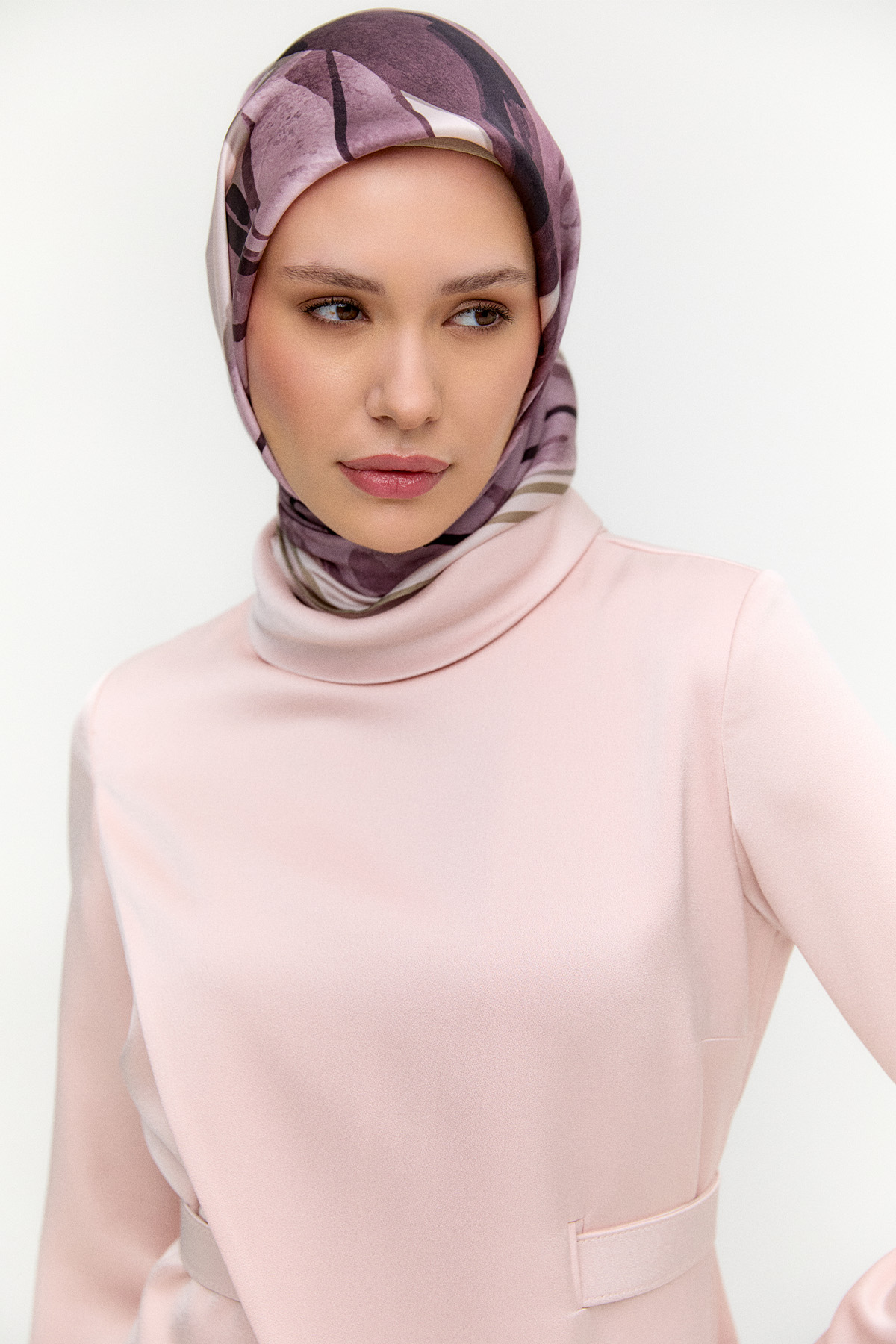 Rüzgarlık Detaylı Kemerli Saten Elbise, Tesettür Giyim