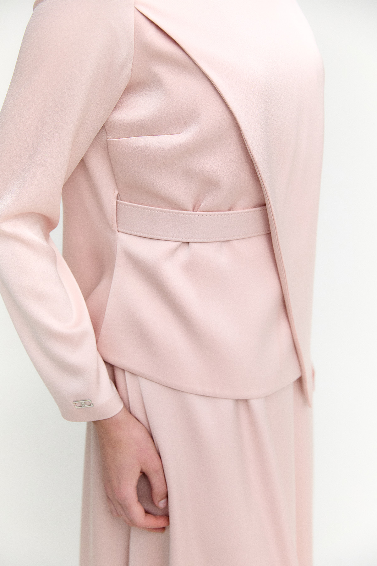 Rüzgarlık Detaylı Kemerli Saten Elbise, Tesettür Giyim