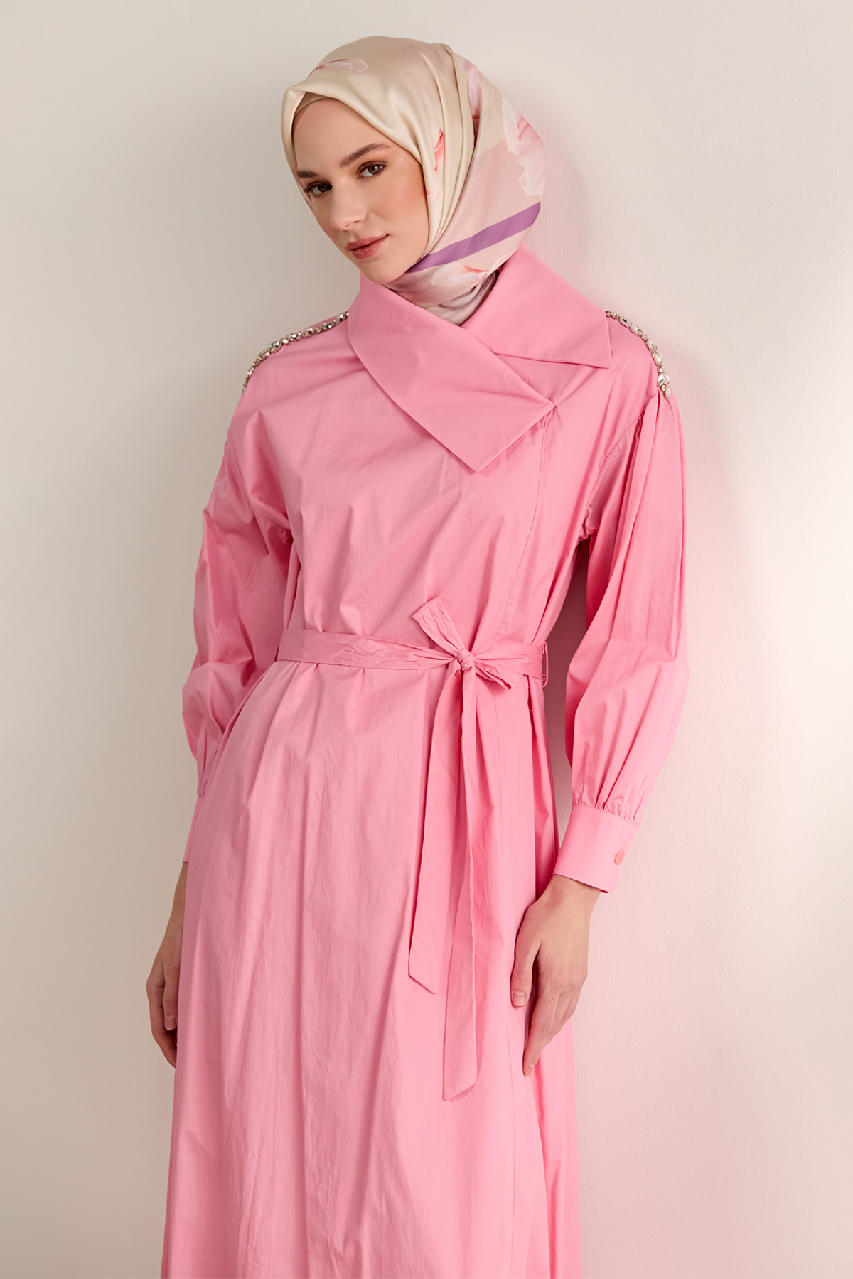 Mendil Yakalı Kuşaklı Pamuk Elbise, Tesettür Giyim