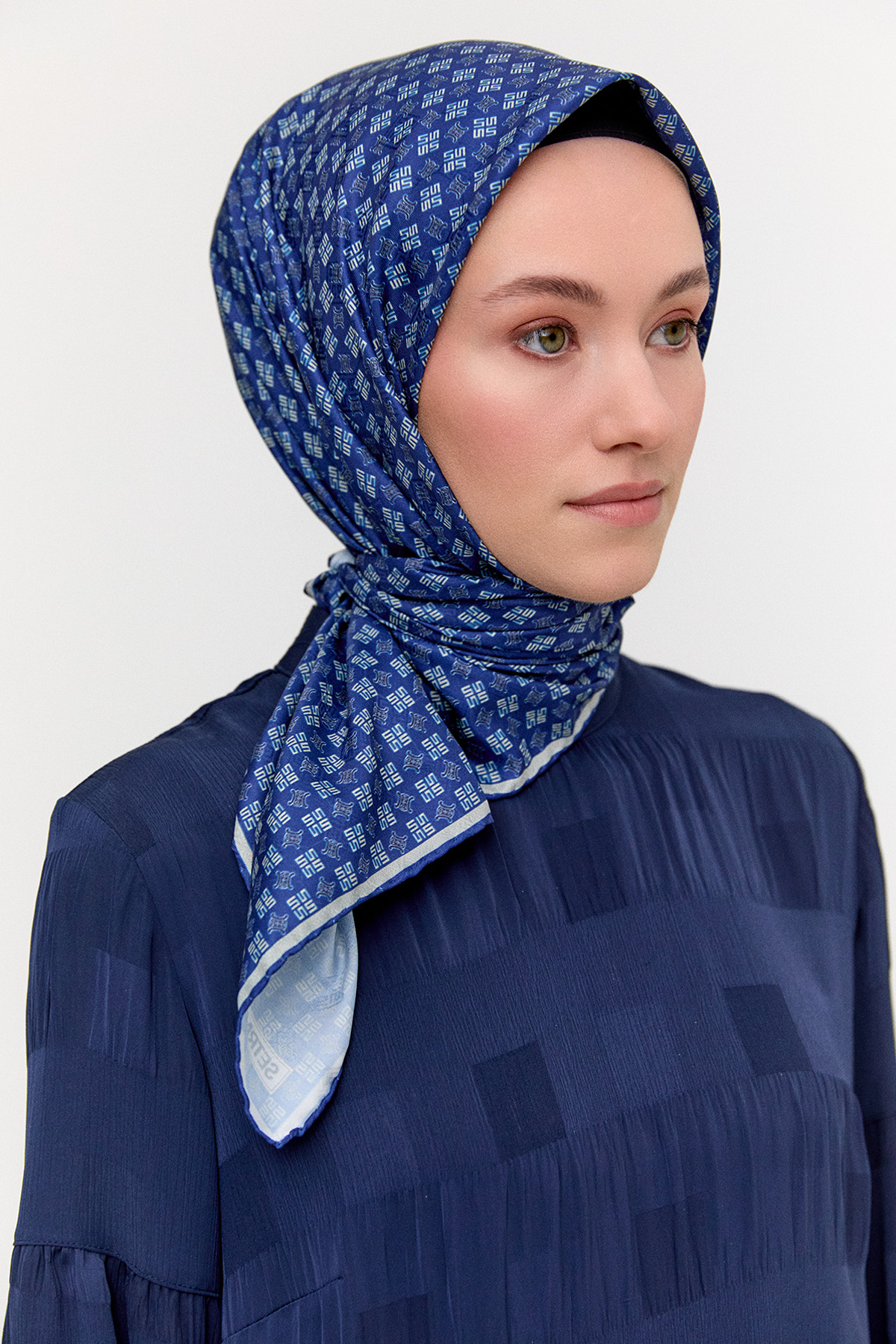Logolu Monogram Eşarp, Tesettür Giyim