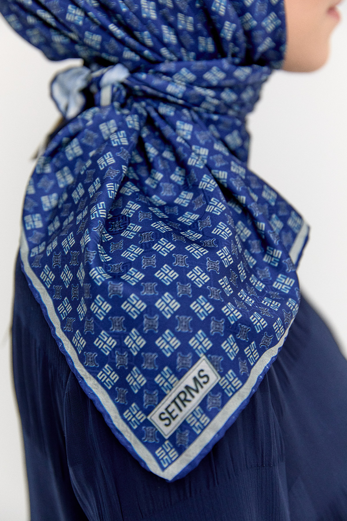 Logolu Monogram Eşarp, Tesettür Giyim