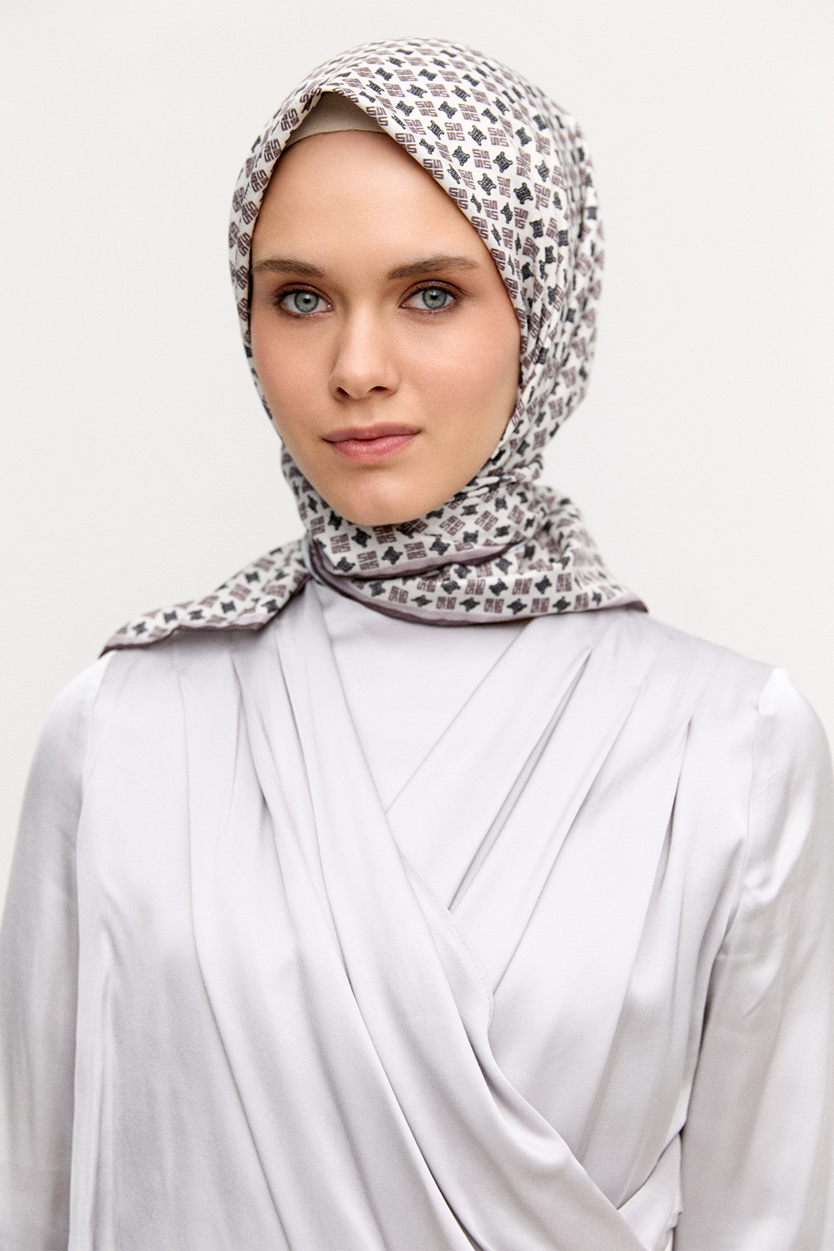 Logolu Monogram Eşarp, Tesettür Giyim