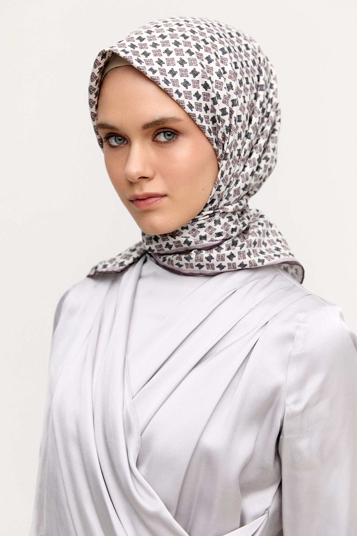 Logolu Monogram Eşarp, Tesettür Giyim