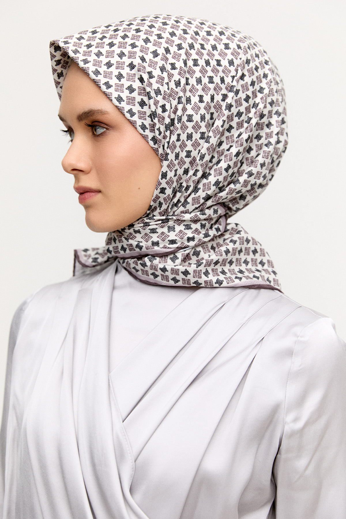 Logolu Monogram Eşarp, Tesettür Giyim