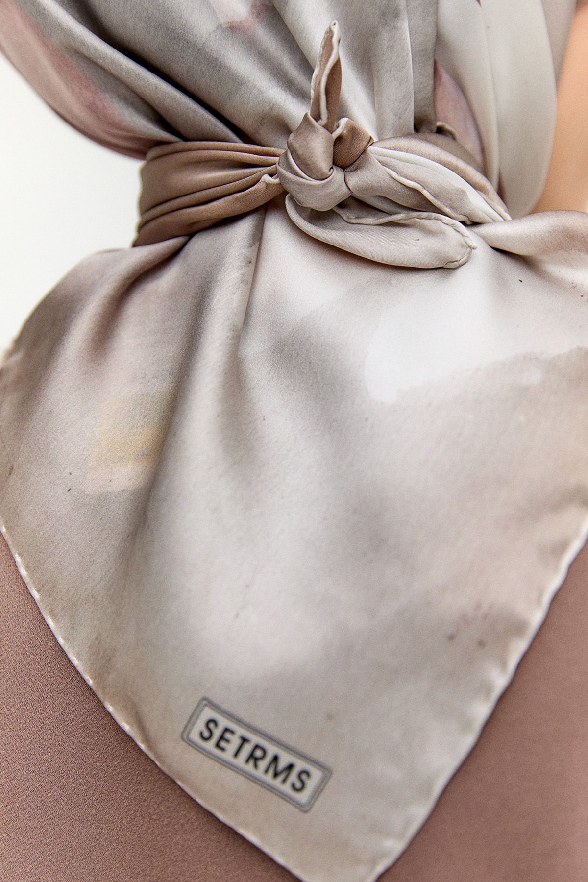 Çiçek Desenli Sura İpek Eşarp, Tesettür Giyim