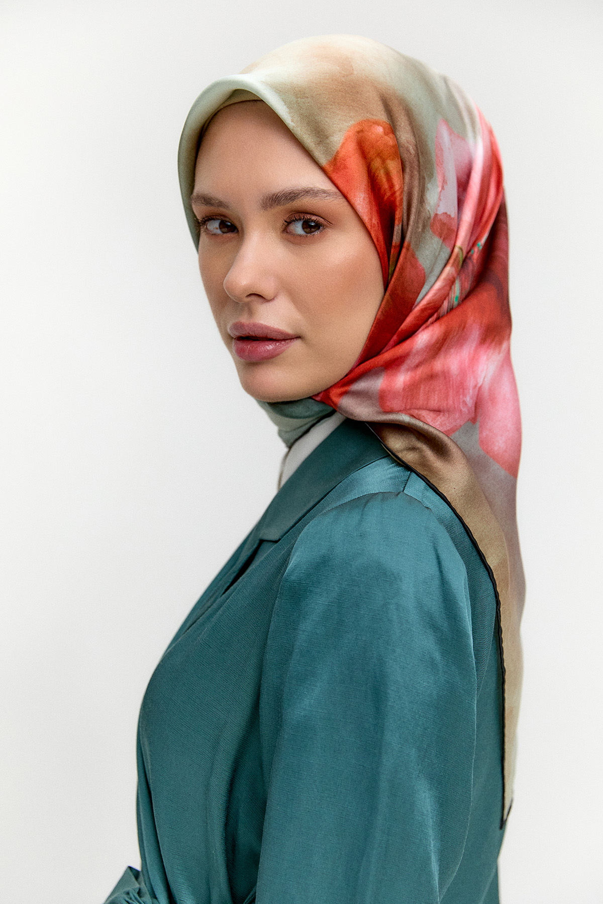 Çiçek Desenli Sura İpek Eşarp, Tesettür Giyim