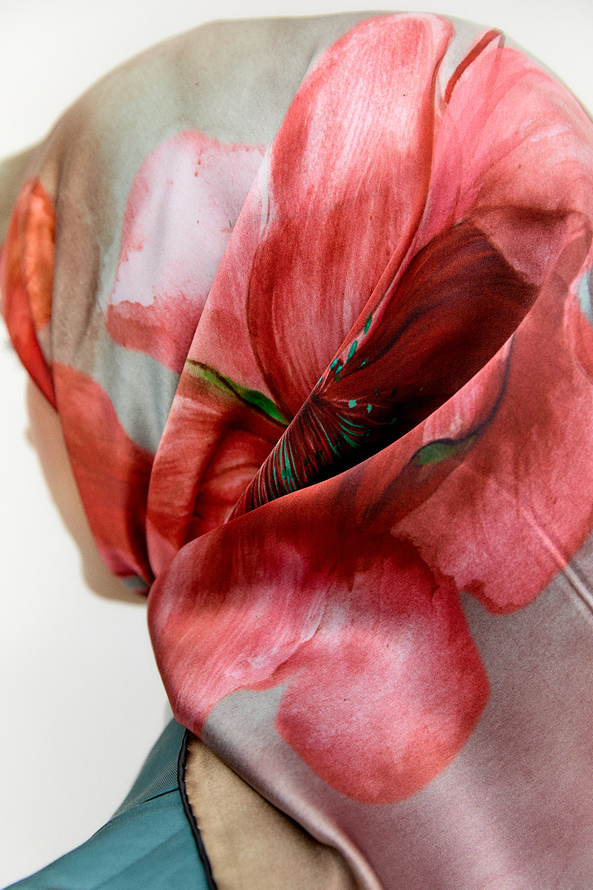 Çiçek Desenli Sura İpek Eşarp, Tesettür Giyim