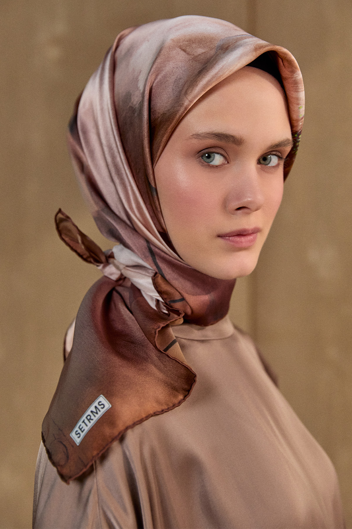 Çiçek Desenli Sura İpek Eşarp, Tesettür Giyim