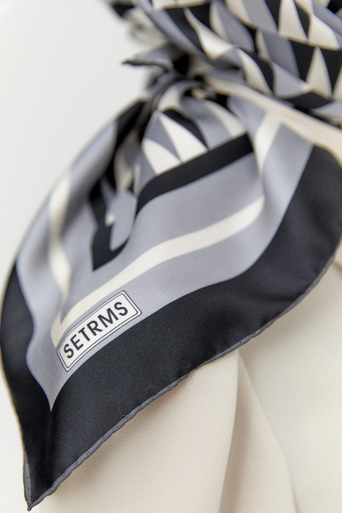 Geometrik Desenli Twill İpek Eşarp, Tesettür Giyim