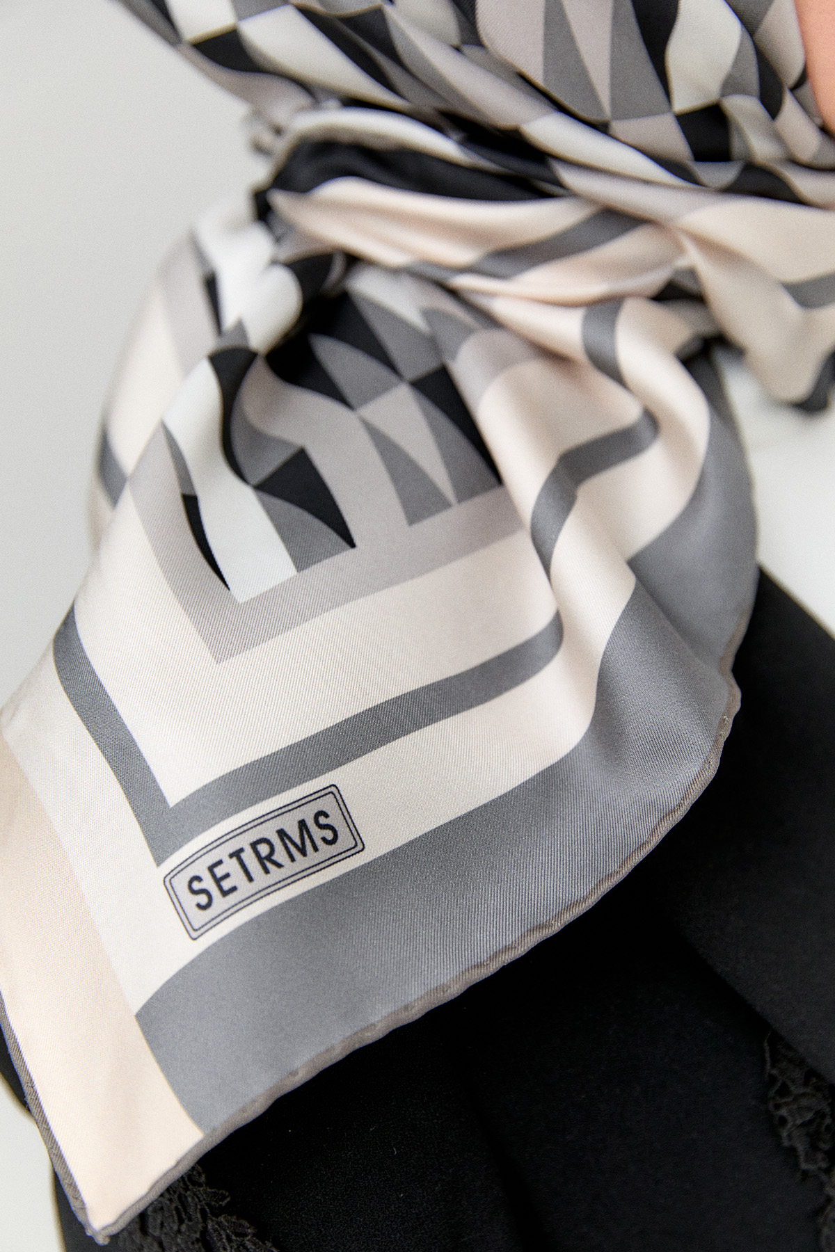 Geometrik Desenli Twill İpek Eşarp, Tesettür Giyim