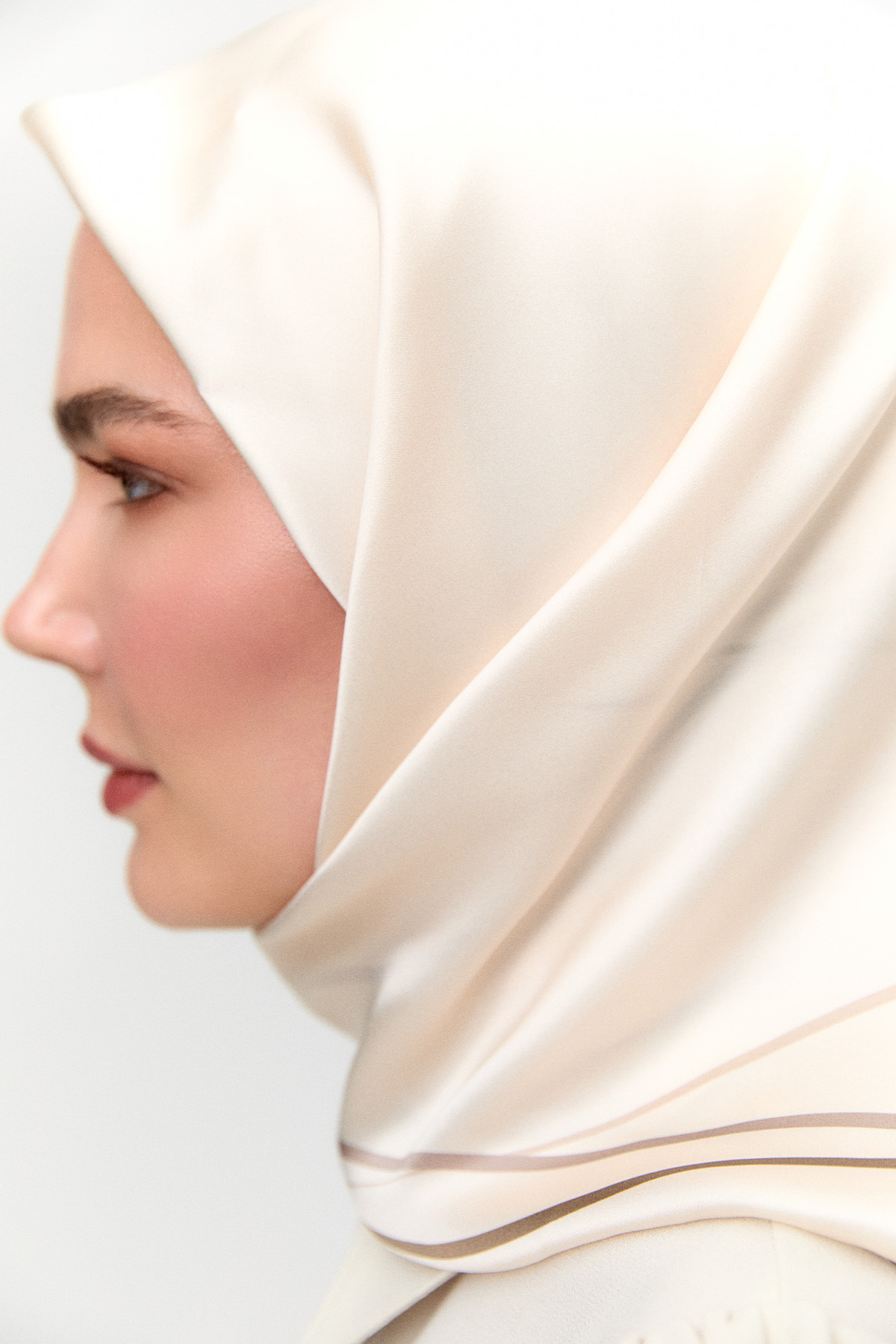 Çerçeve Detaylı Sura İpek Eşarp, Tesettür Giyim