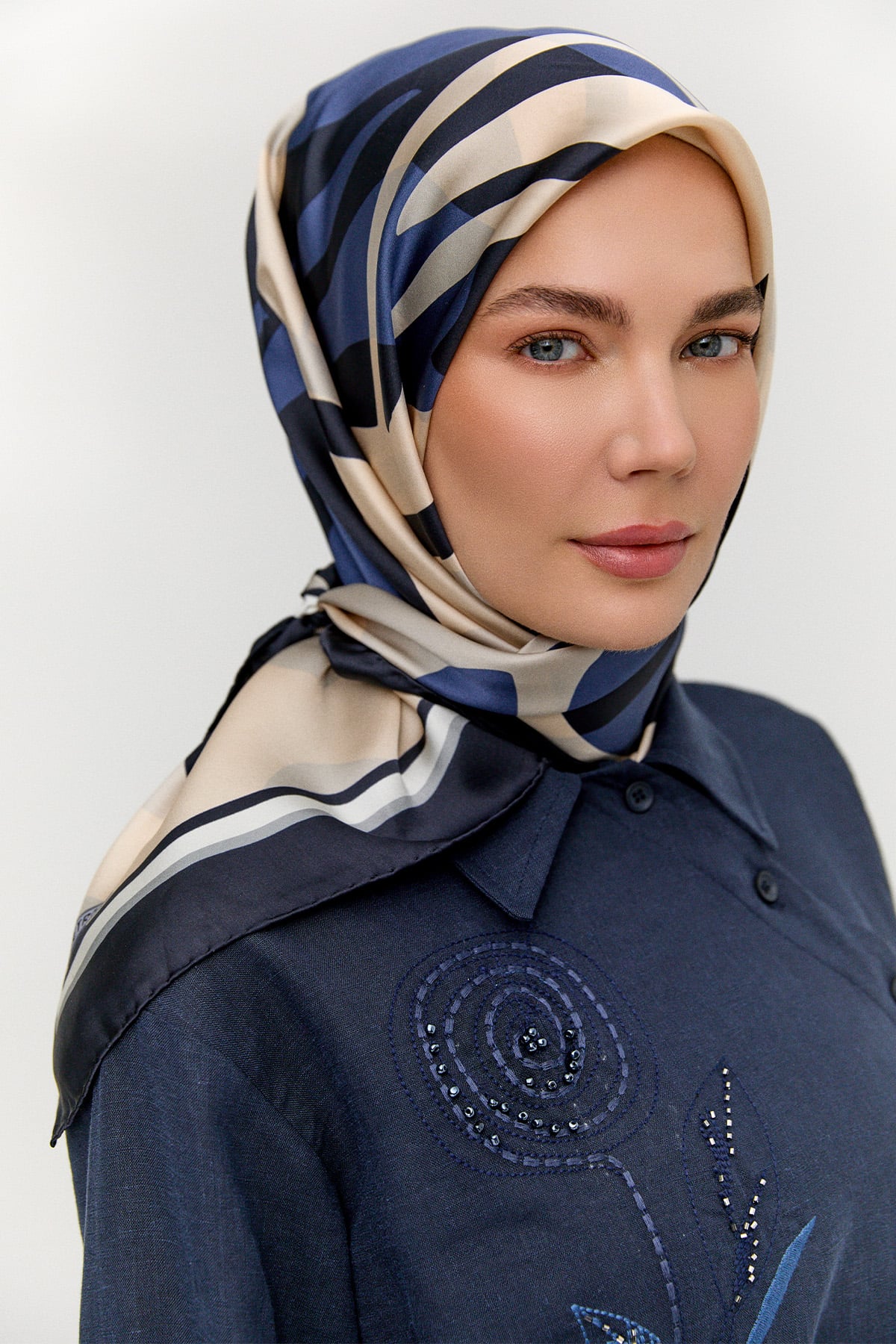 Soyut Yaprak Desenli İpek Eşarp, Tesettür Giyim