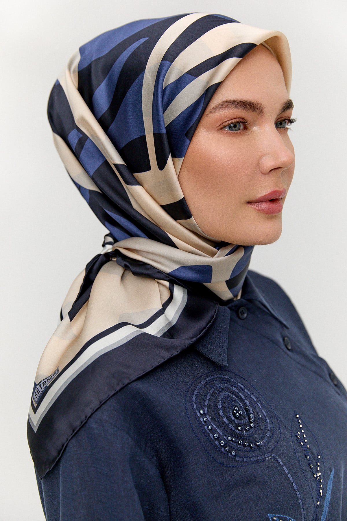Soyut Yaprak Desenli İpek Eşarp, Tesettür Giyim