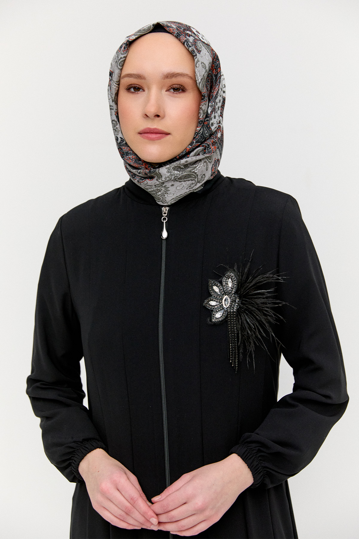 Broş Detaylı Fermuarlı Ferace, Tesettür Giyim