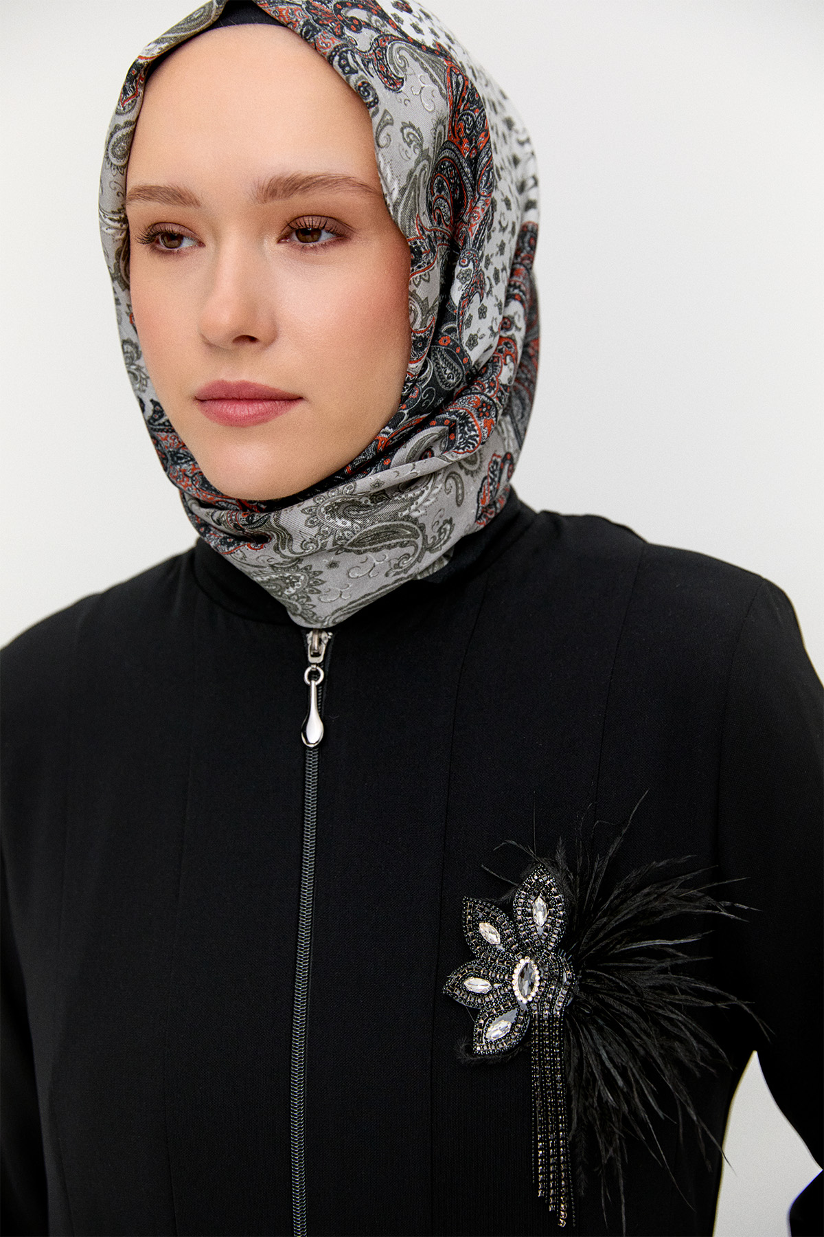 Broş Detaylı Fermuarlı Ferace, Tesettür Giyim