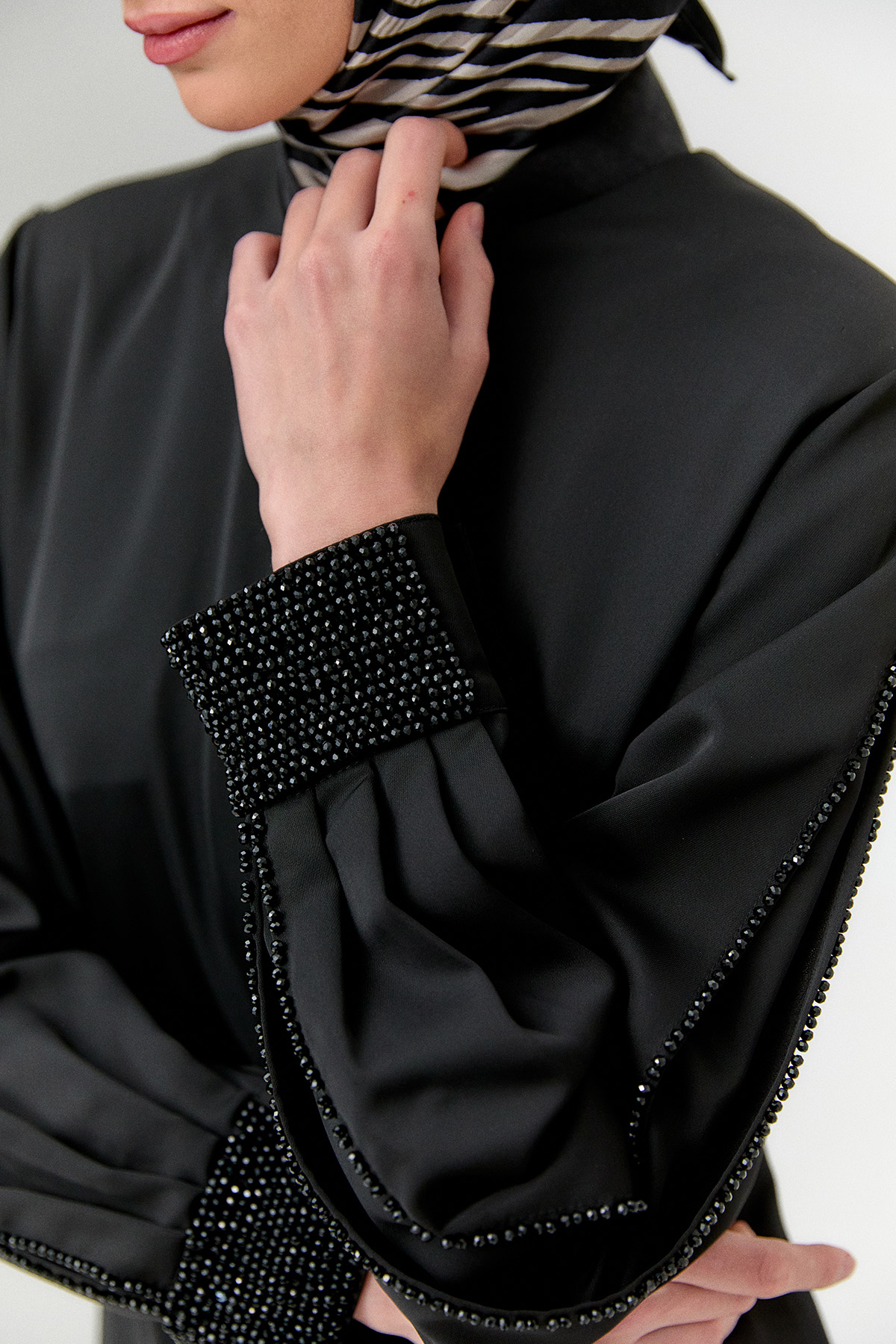 Boncuk Detaylı Krep Ferace, Tesettür Giyim