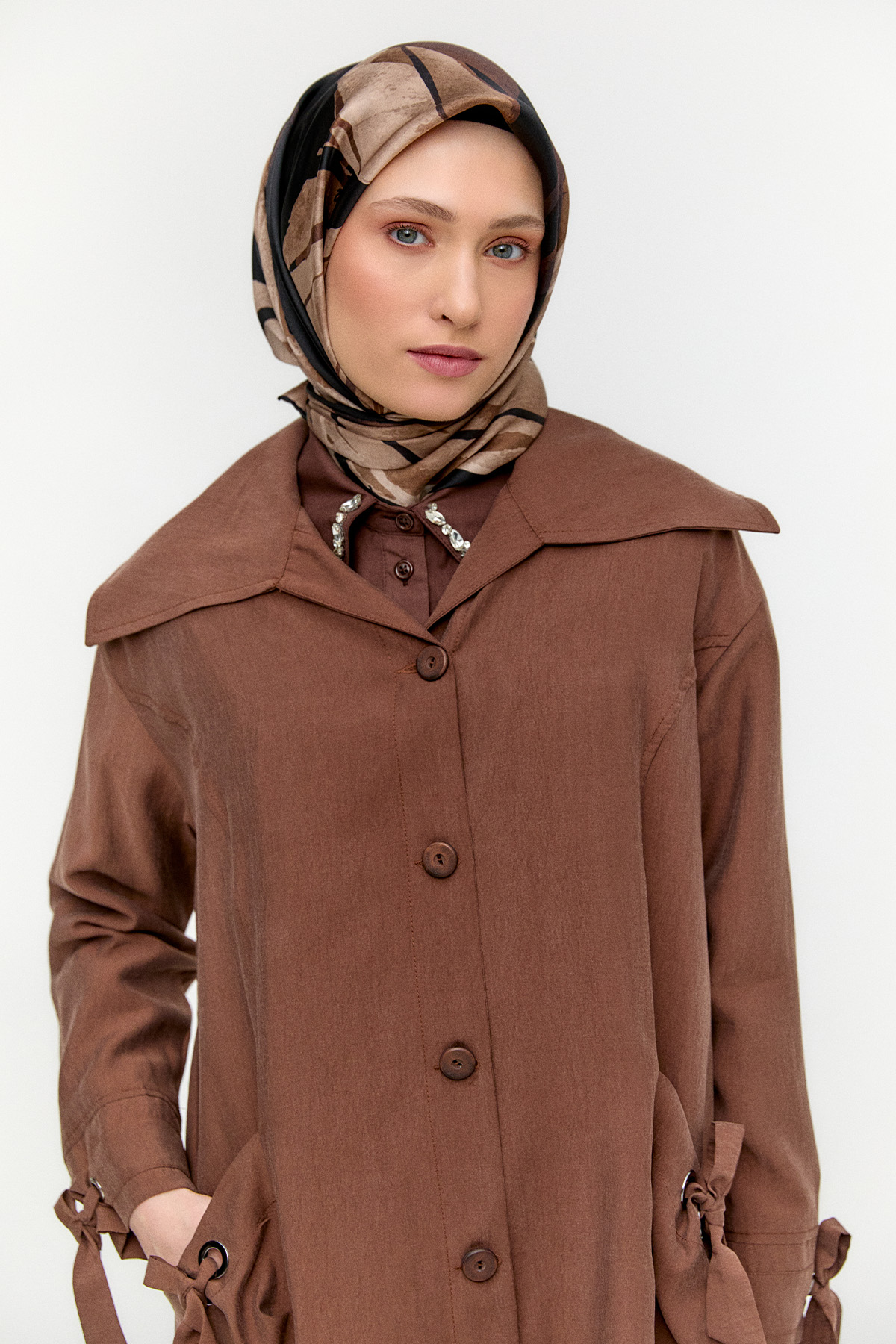 Geniş Yakalı Şeritli Kap, Tesettür Giyim