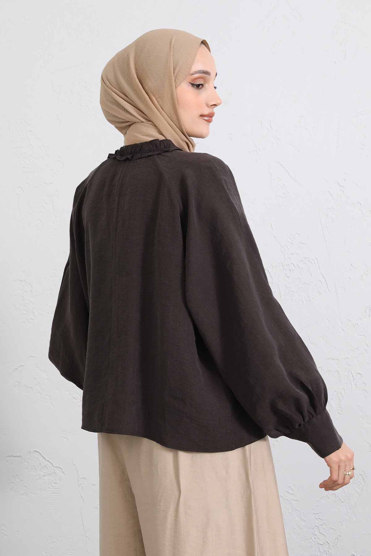 Yaka Bağcıklı Fırfırlı Gömlek Y0108 - KAHVERENGİ |  